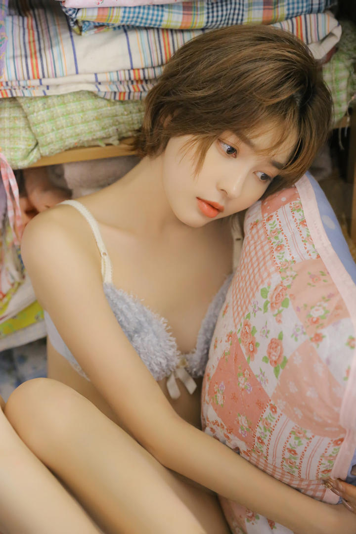 抱着枕头的清纯短发少女唯美生活照图片