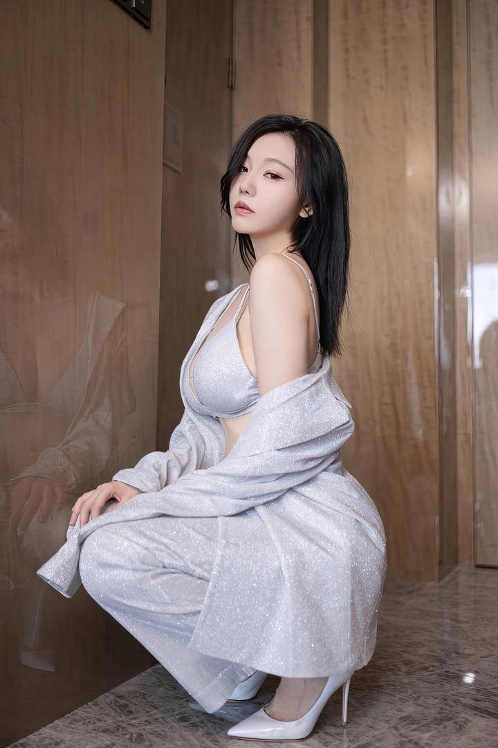 蹲在地上的美女模特安然巨乳诱惑高清写真图片