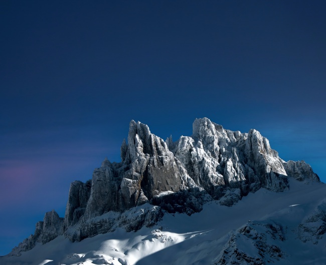 蓝天雪域高山图片