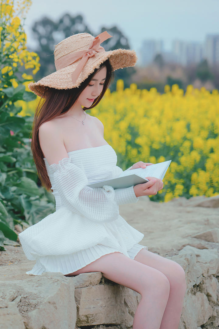 油菜花田里看书极品养眼美女户外人像摄影图片大全