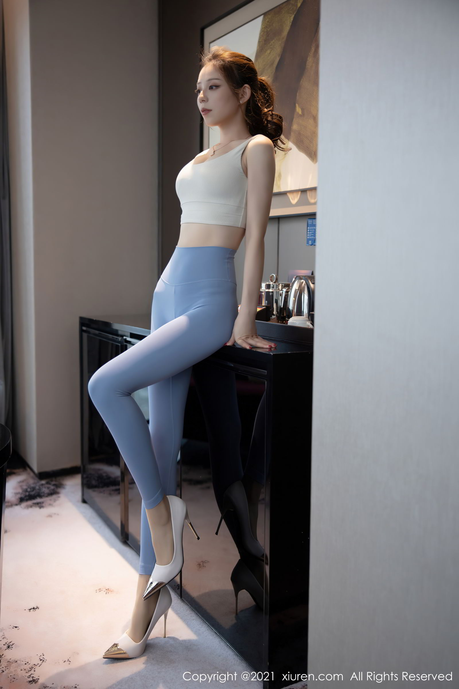 秀人网美女模特言沫超紧身运动服健美身材小蛮腰主题写真