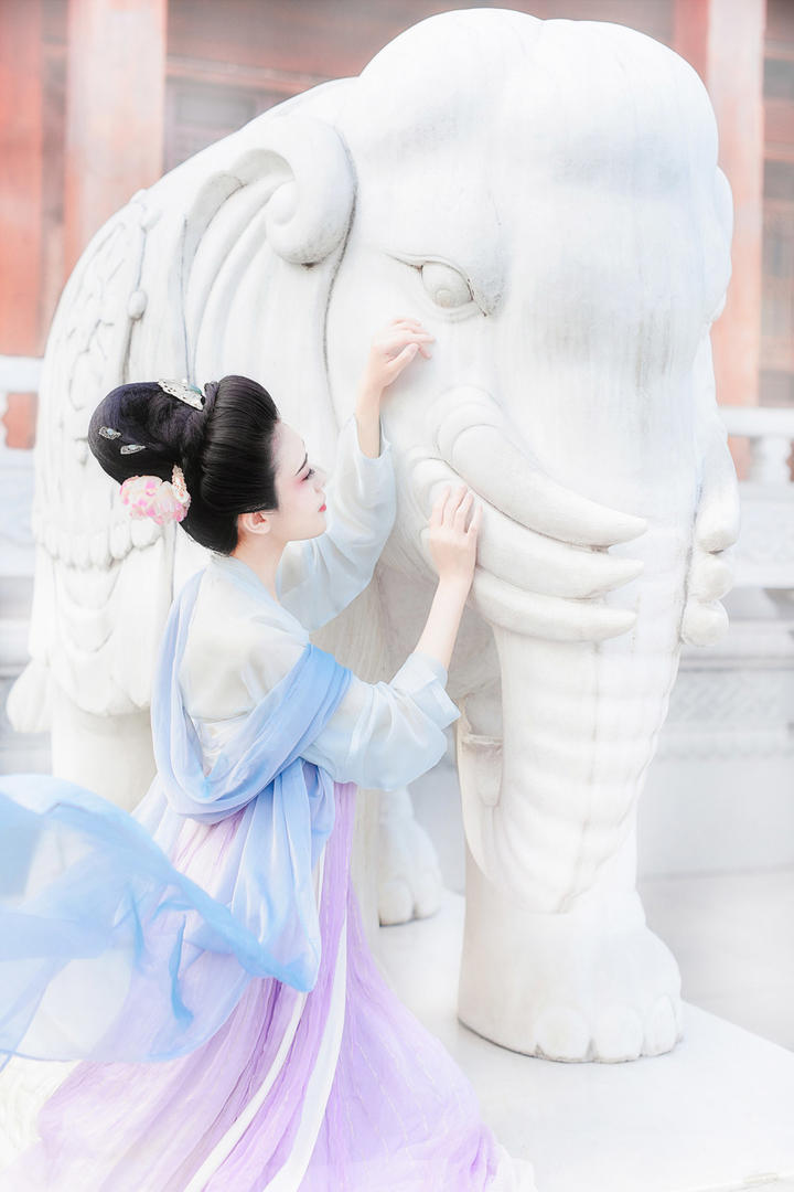 抚摸白象的古装美女艺术摄影图片