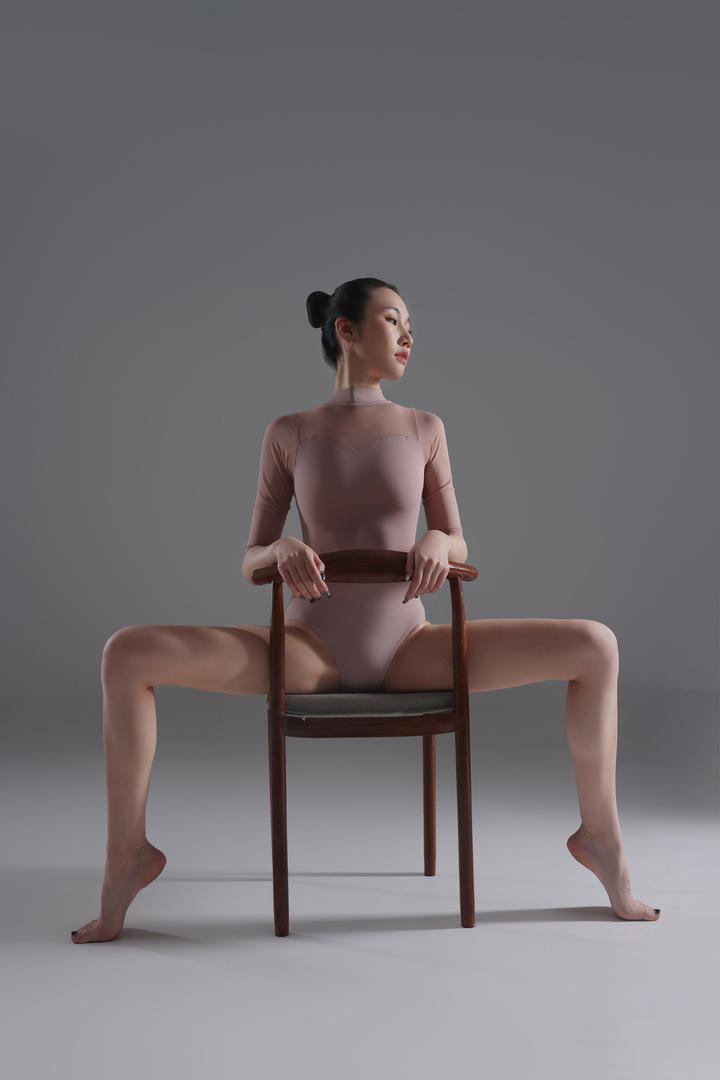 坐在椅子上张开双腿的瑜伽美女唯美人体艺术摄影图片