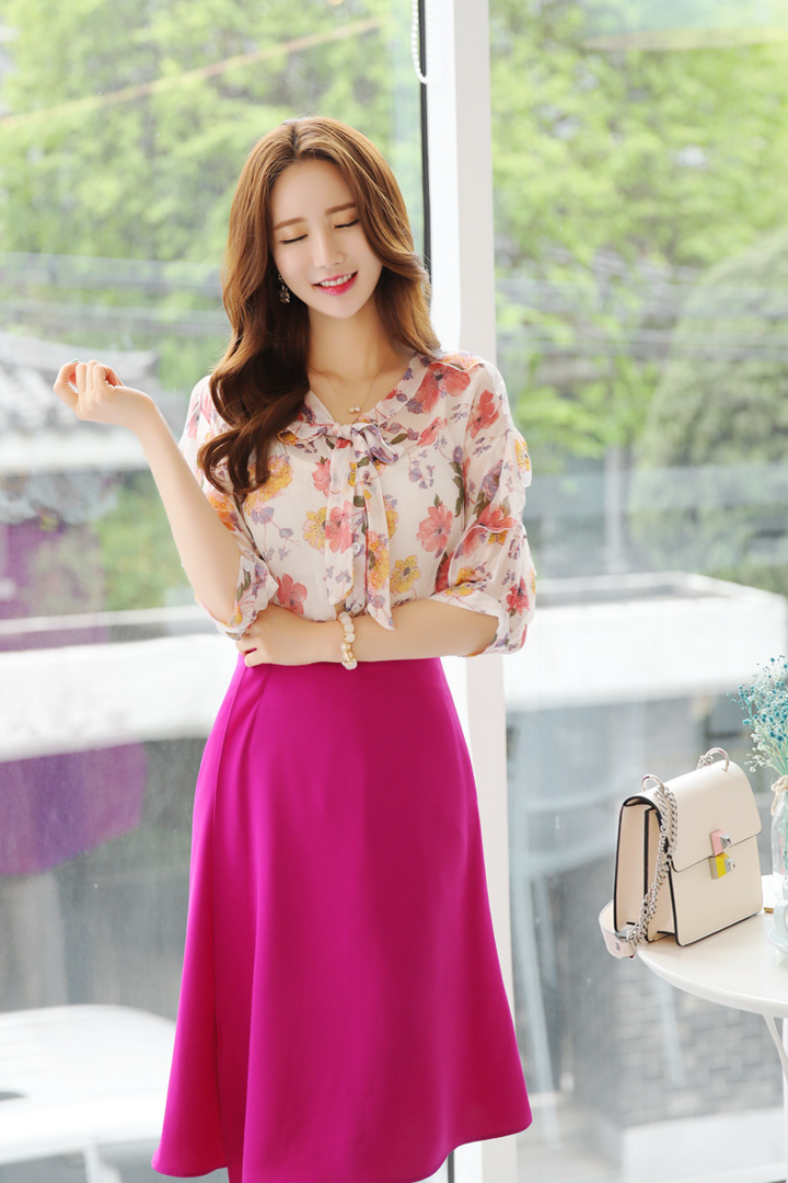 站在玻璃窗边的高清美女李妍静写真