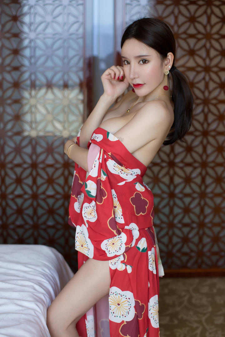 超清室内性感大胸美女模特写真图片