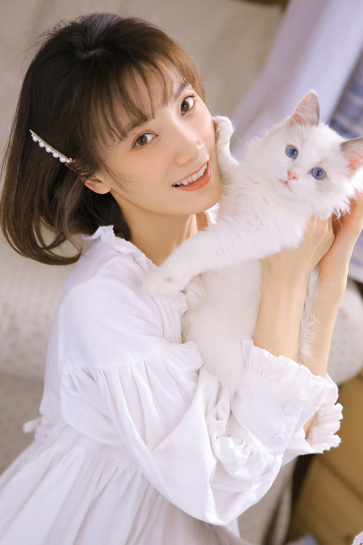 抱着小猫咪的高清可爱短发女生头像图片