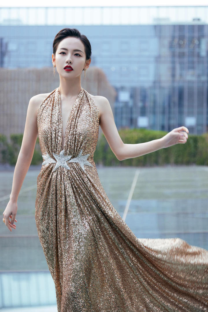 中国美女明星张嘉倪气质美女户外写真图片