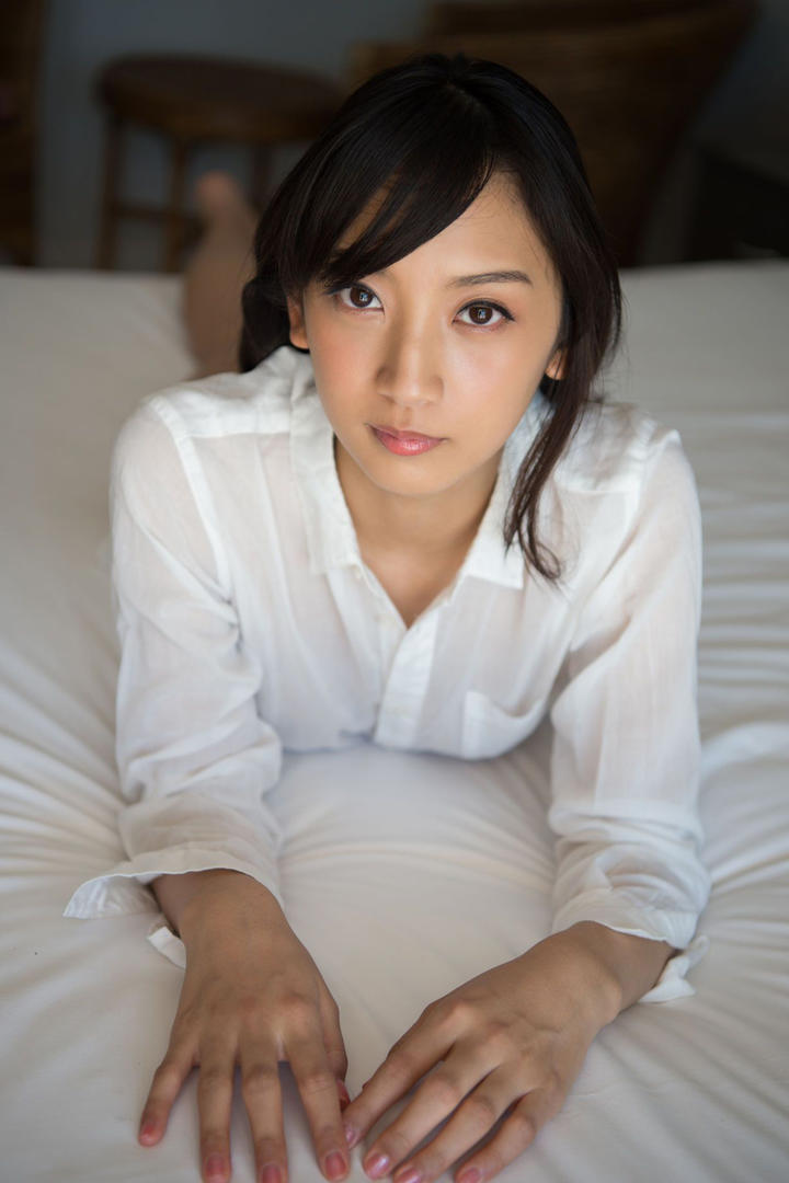 趴在床上的超清日本成熟美女图片