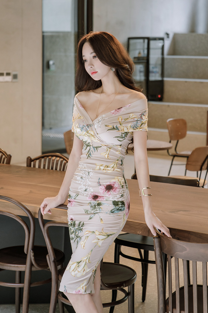 靠在桌子上的韩国美女朴秀妍写真