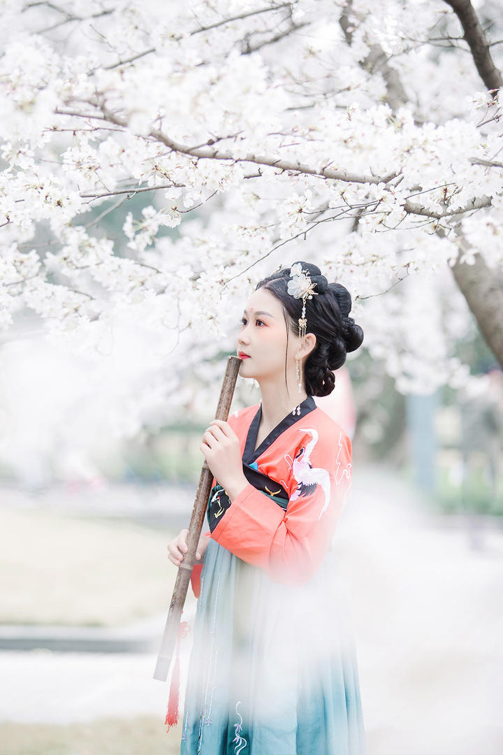 吹笛子的唯美古装美女写真图片