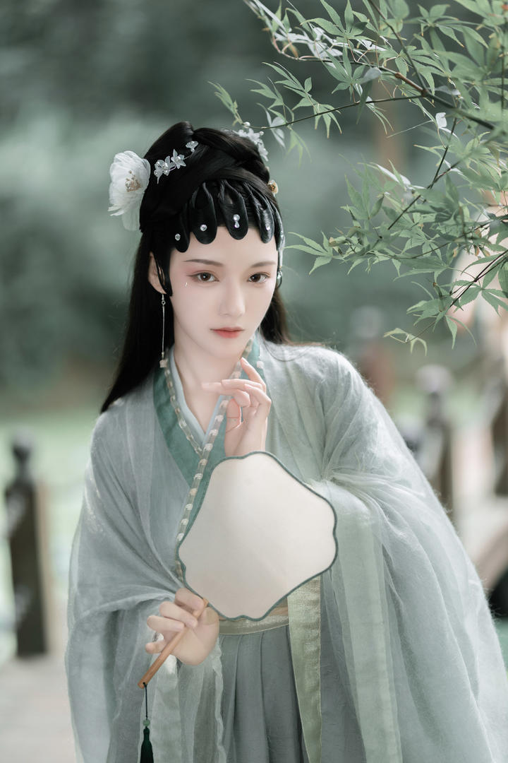 一袭青衫的唯美古装汉服美女小姐姐艺术写真图片
