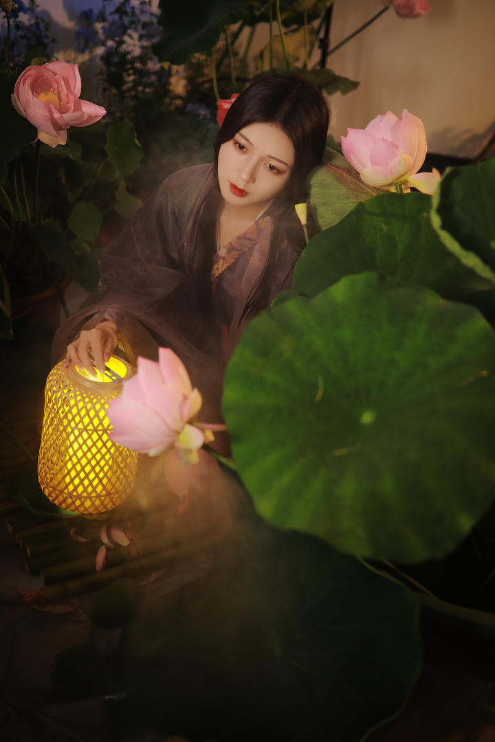 打着灯笼的古装汉服美女唯美艺术写真图片