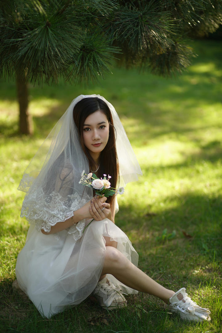 坐在草地上的清纯美女婚纱摄影写真图片