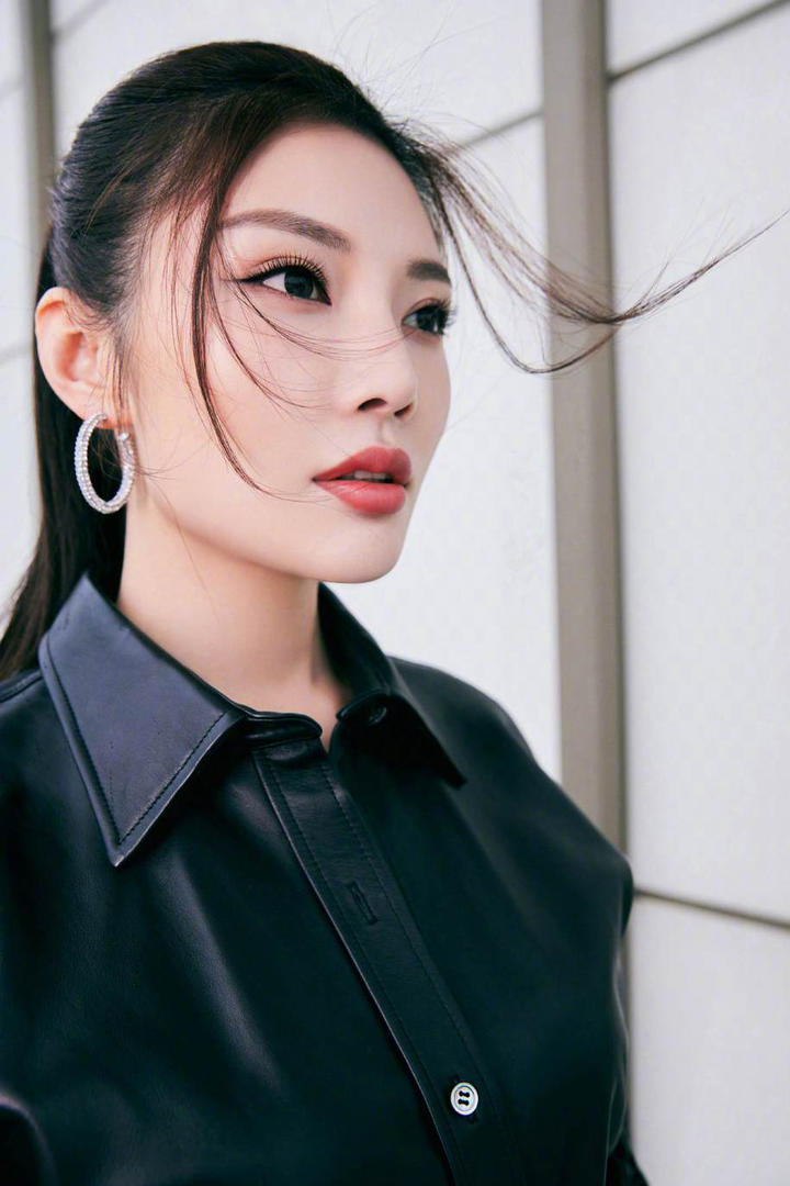 性感红唇美女徐冬冬美女明星图片