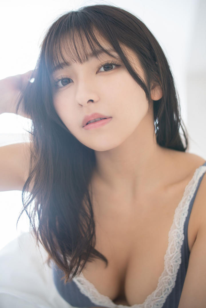 日本大胸美女AV希志初脱无码免费下