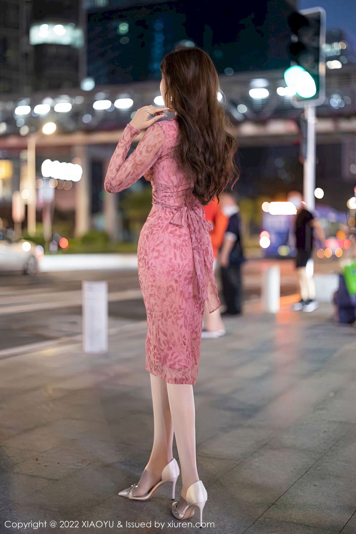 语画界性感女神王馨瑶yanni浅红色连衣裙原色丝袜户外写真