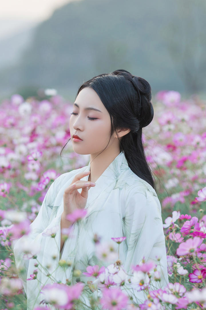 闭上眼睛冥想的古装汉服美女高清图片大全