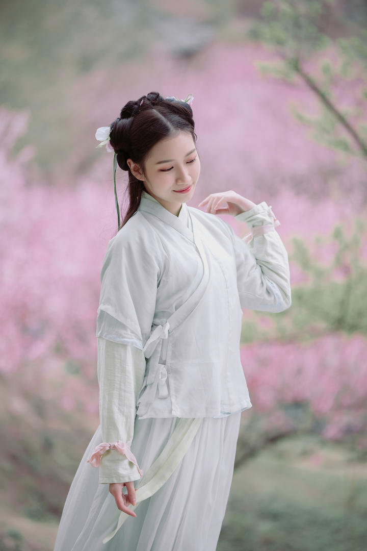 4K唯美清纯白衣古装少女艺术照图片
