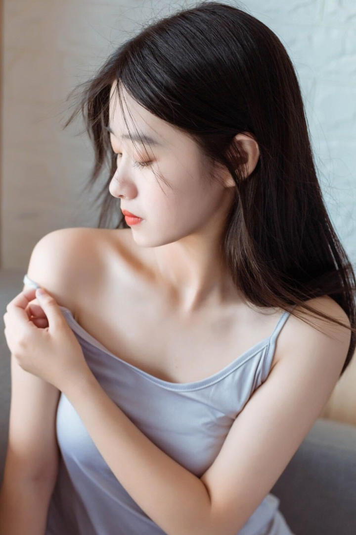 高清白皙清纯美女写真图片