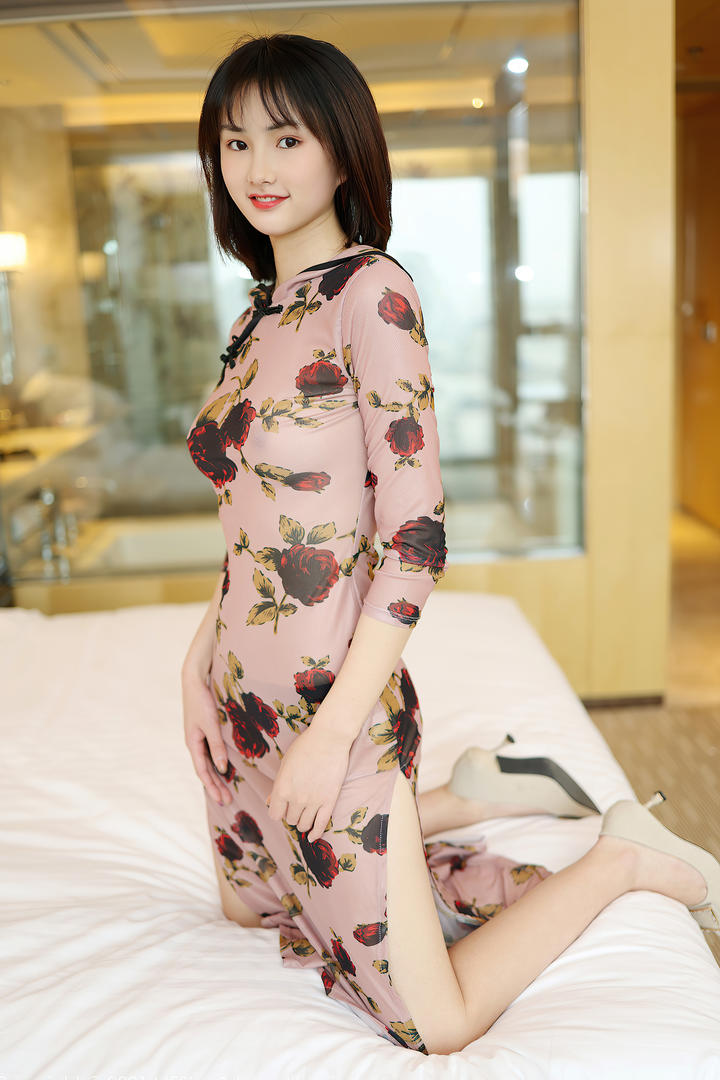 清纯旗袍美女墨韩酒店私房照图片
