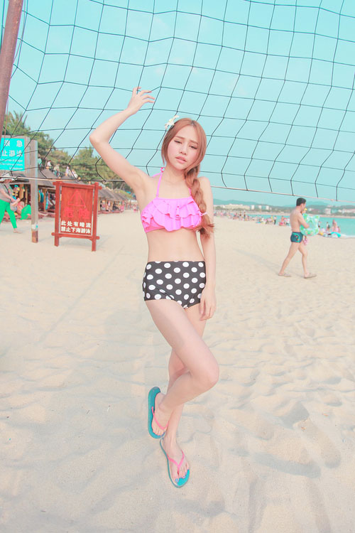 性感清新的美女海边放纵