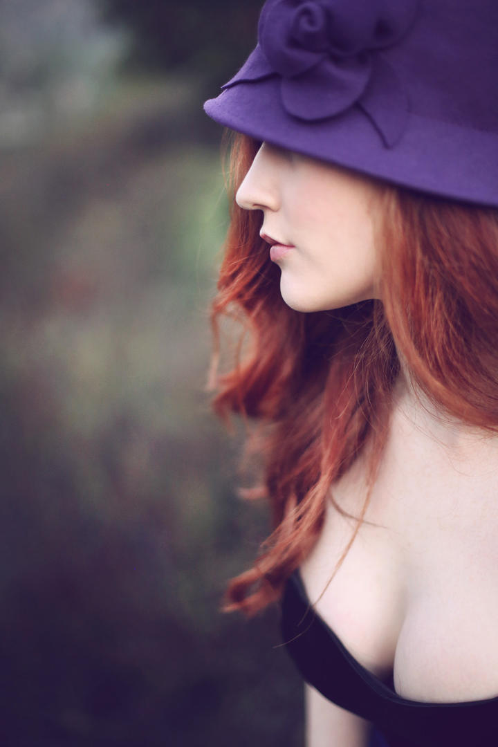 戴着蓝色礼帽的高清欧美美女图片