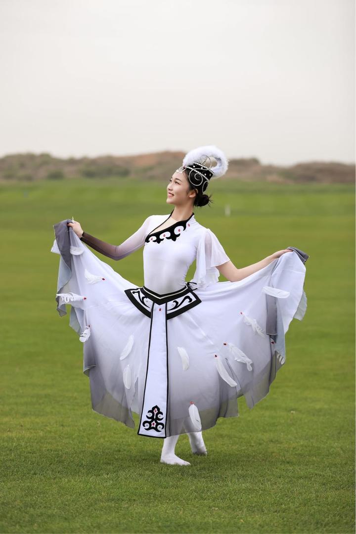 高清蒙古族美女跳舞写真图片