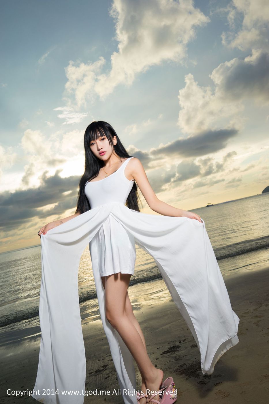 推女神美女模特杨上萱修长美腿比基尼内衣诱惑沙巴旅拍