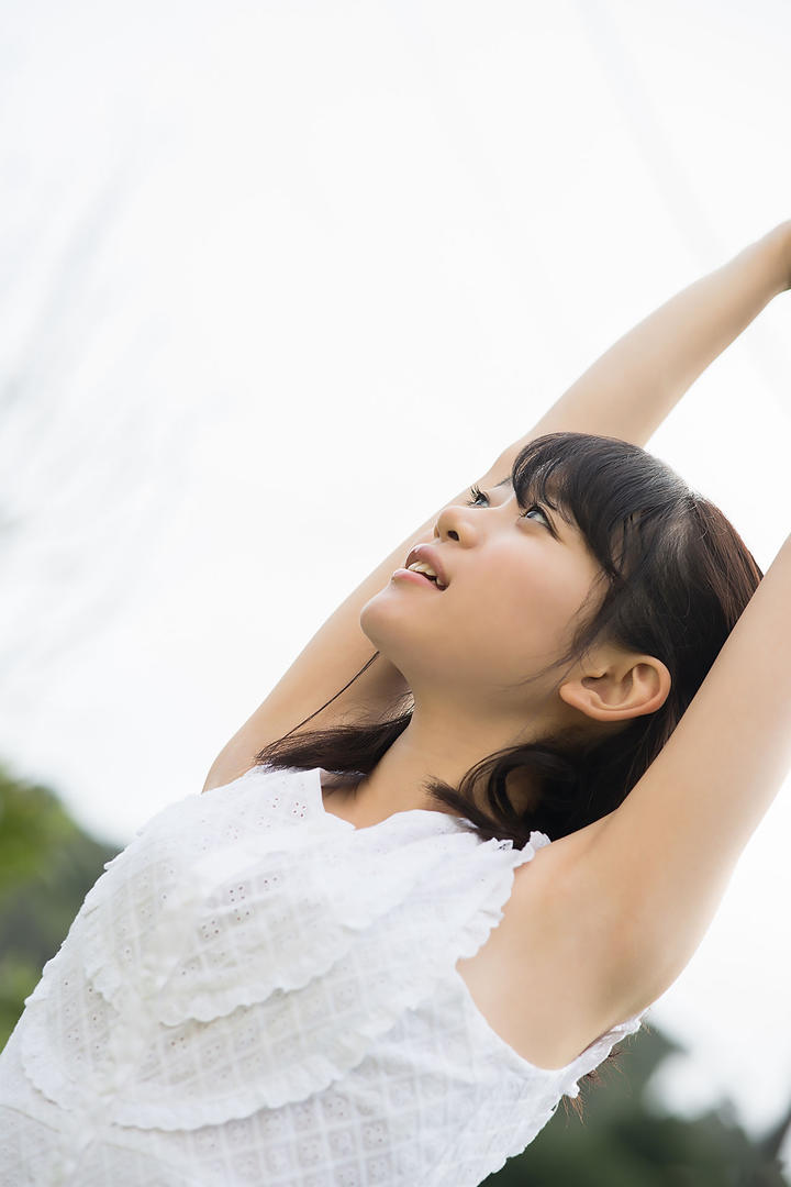 举起双手的清纯日本美女