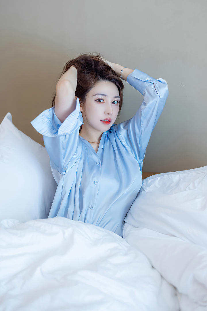 盘起头发的极品美女刘奕宁写真图片