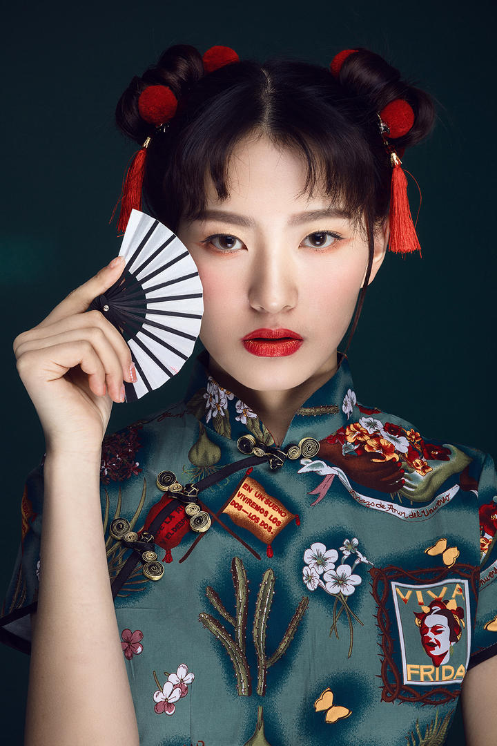 扎着发髻的古风国潮美女艺术写真图片