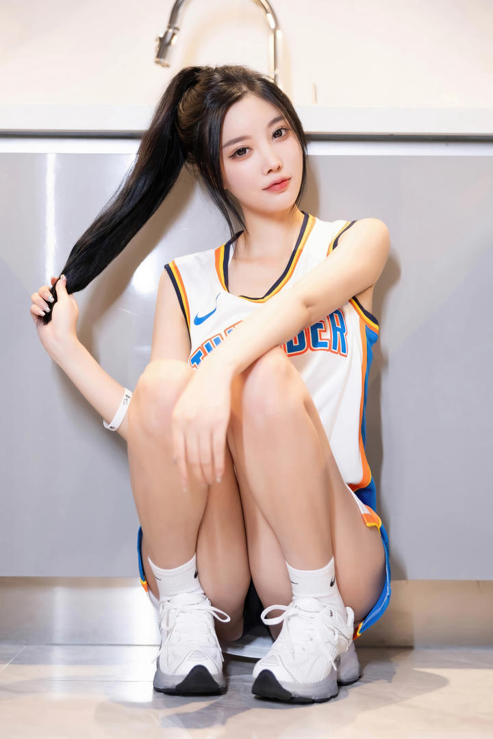 穿运动球衣的马尾辫美女模特杨晨晨国模性感私拍套图