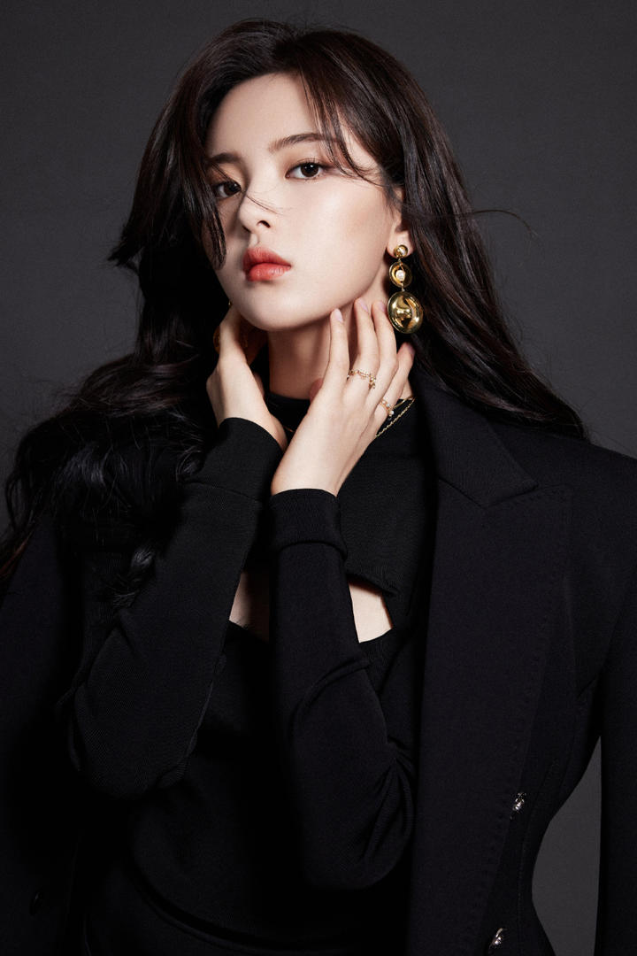 高清美女明星杨超越黑色西装高冷御姐范杨超越图片