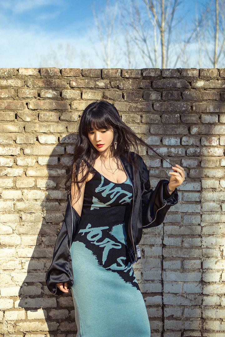 靠墙的性感美女明星柳岩写真图片