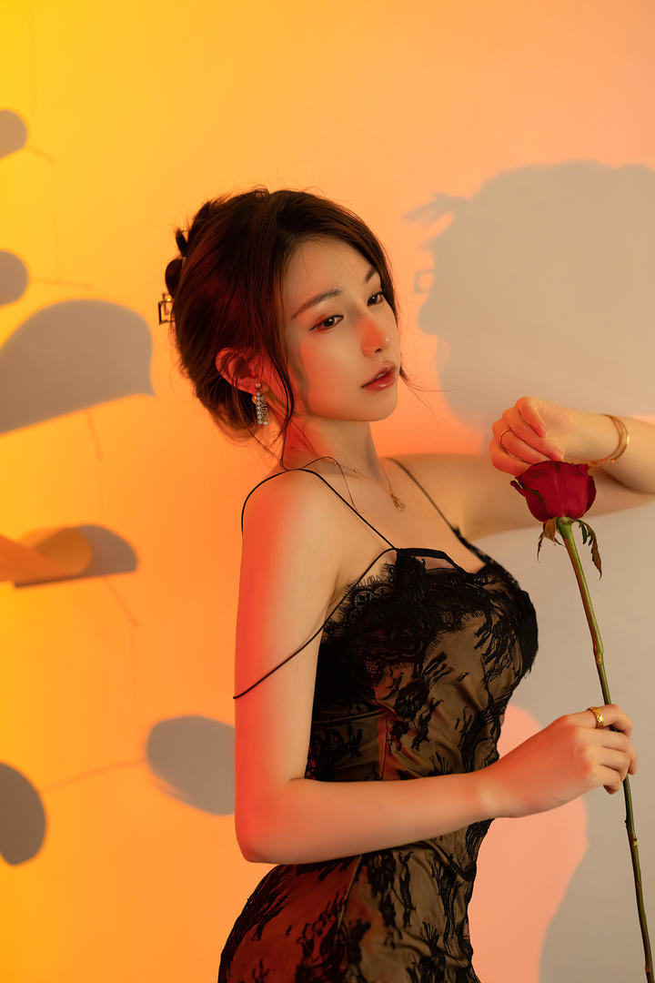 手拿玫瑰花极品国模美女艺术写真图片高清