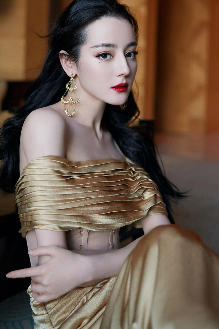 女神级美女明星迪丽热巴盛装写真图片