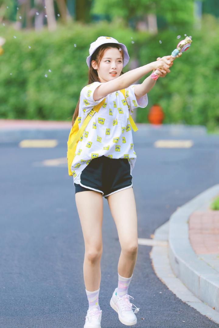 国内女星杨超越性感热裤美腿写真套图