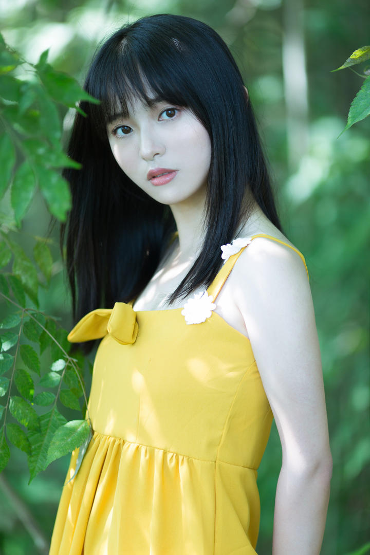 穿黄色吊带连衣裙的清纯美女大全