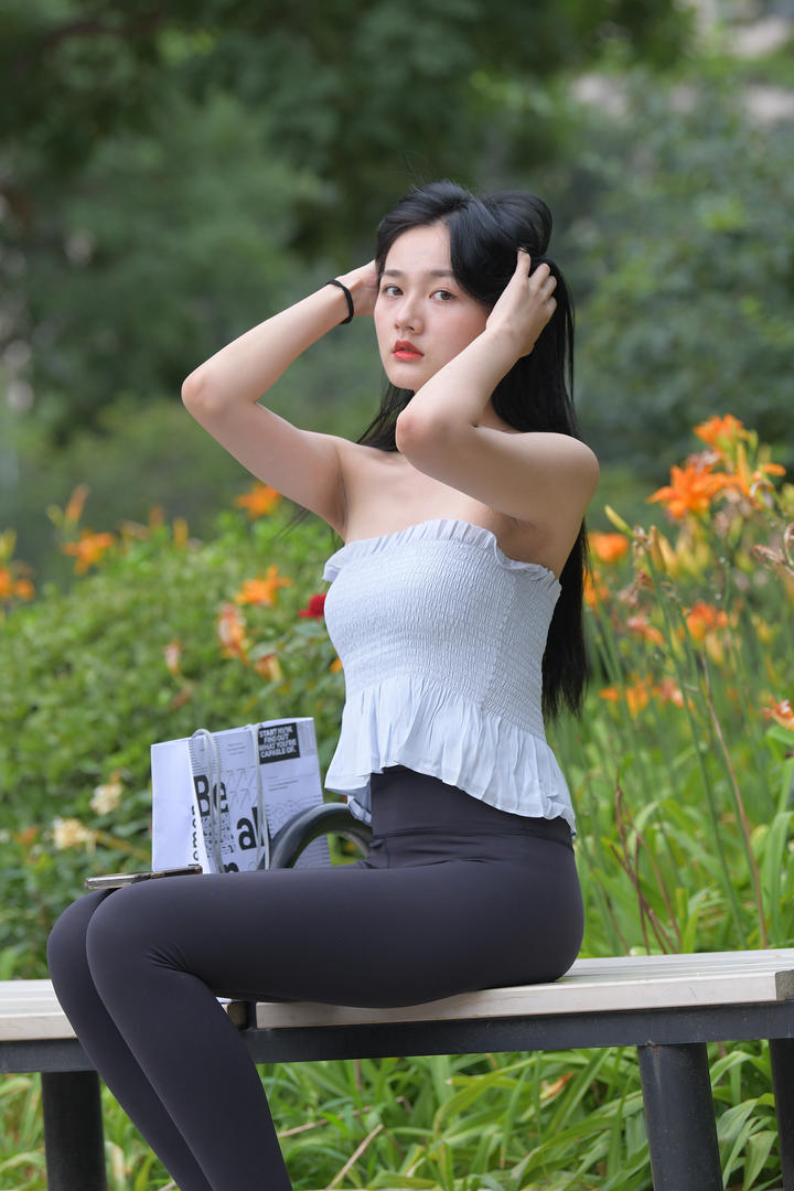 坐在公园长椅上的街拍紧身裤美女壁纸图片