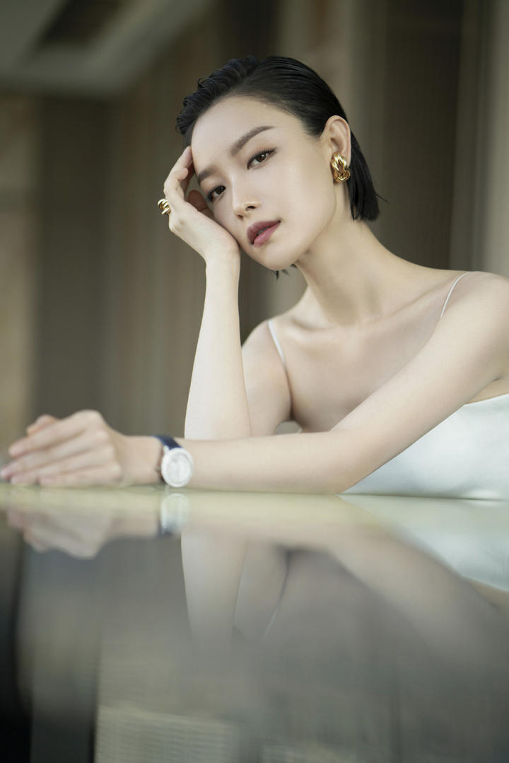 气质女星倪妮抹胸吊带迷人性感写真