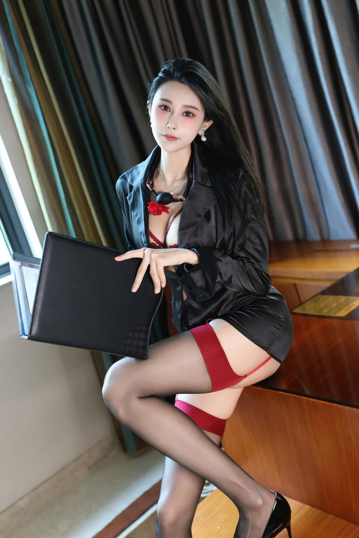 国产精品性感妩媚的美女秘书真空内衣诱惑图片