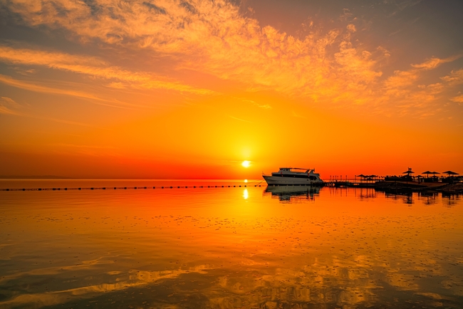 日暮黄昏湖泊夕阳余晖摄影图片
