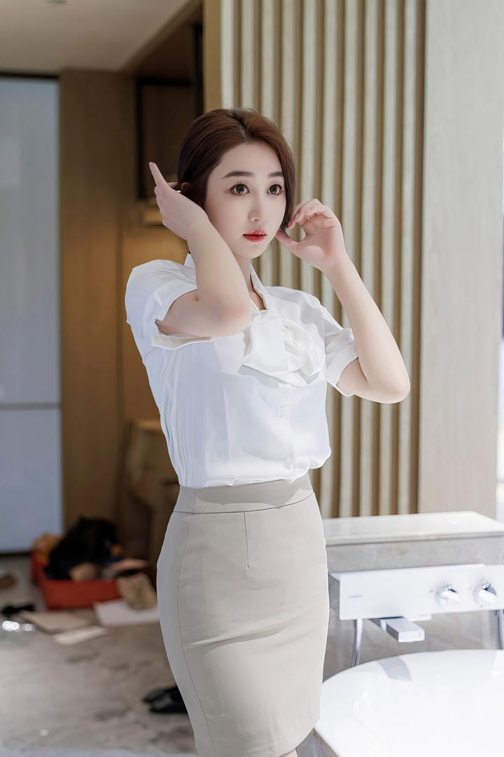 穿职业装的气质美女优优人体艺术图片