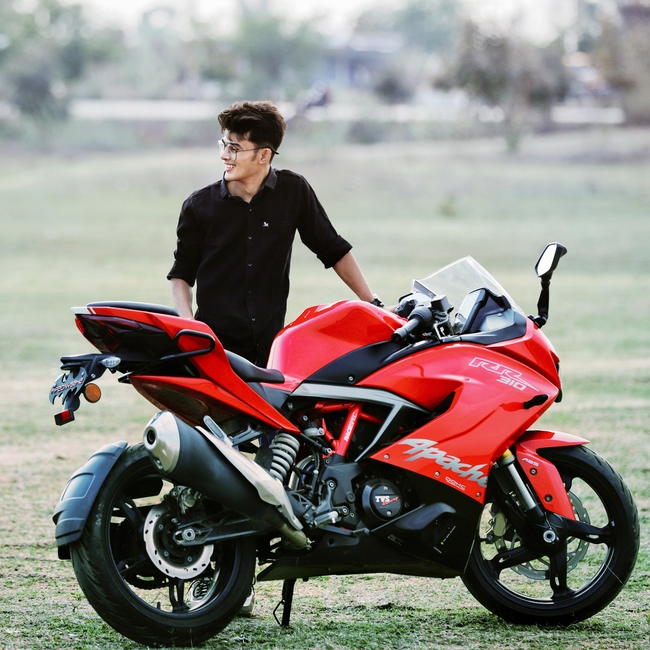 红色摩托机车帅哥写真图片