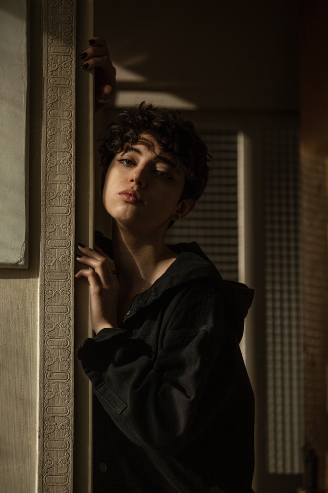 倚靠在墙边的性感伊朗美女图片