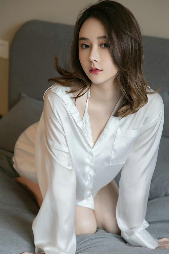 超清性感白色睡衣美女诱惑写真图片