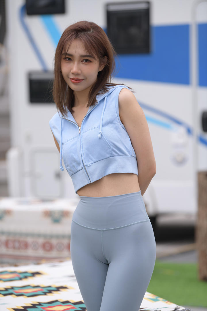 国产3a街拍凹凸紧身裤美女写真图片