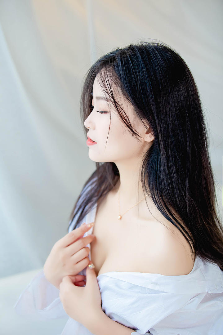 性感女白领露出白皙肌肤高清写真图片