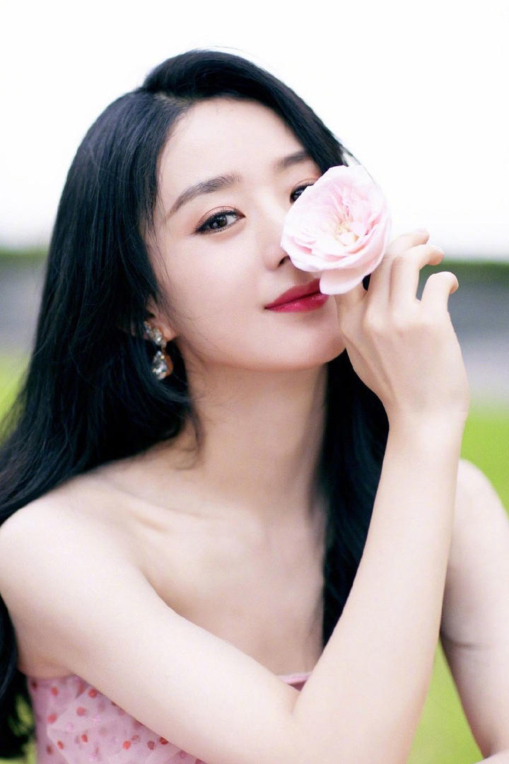 赵丽颖波点裙美女明星性感写真图片