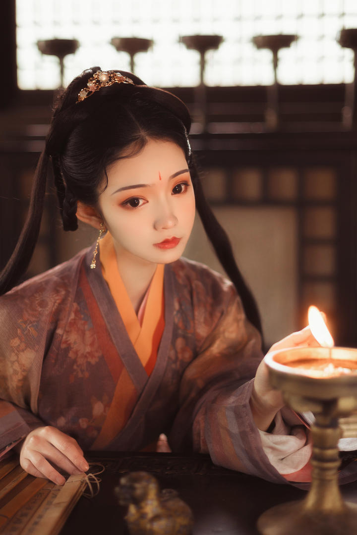 读书的唯美气质古装美女艺术写真图片